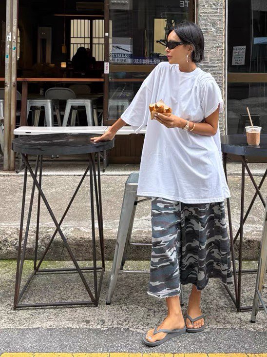 酷飒休闲穿搭 Oversize白T搭配迷彩阔腿长裤